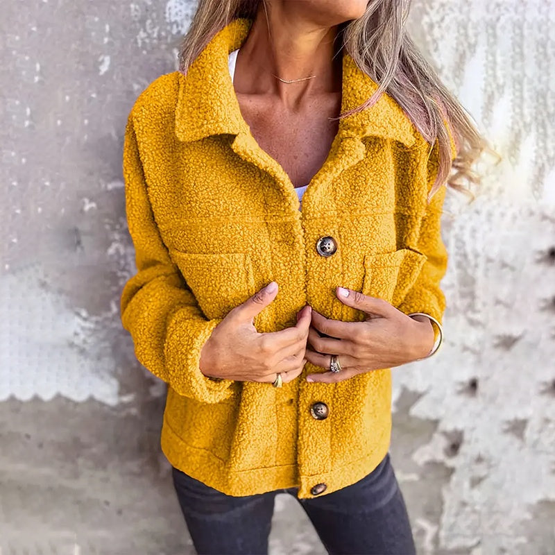 Veste sherpa grande taille pour femme, chaude et douce avec poches.